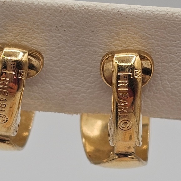 VTG Trifari + Monet Gold Tone Clip-On Earrings Stmt Elegant Classy Style Fashion - Picture 9 of 15